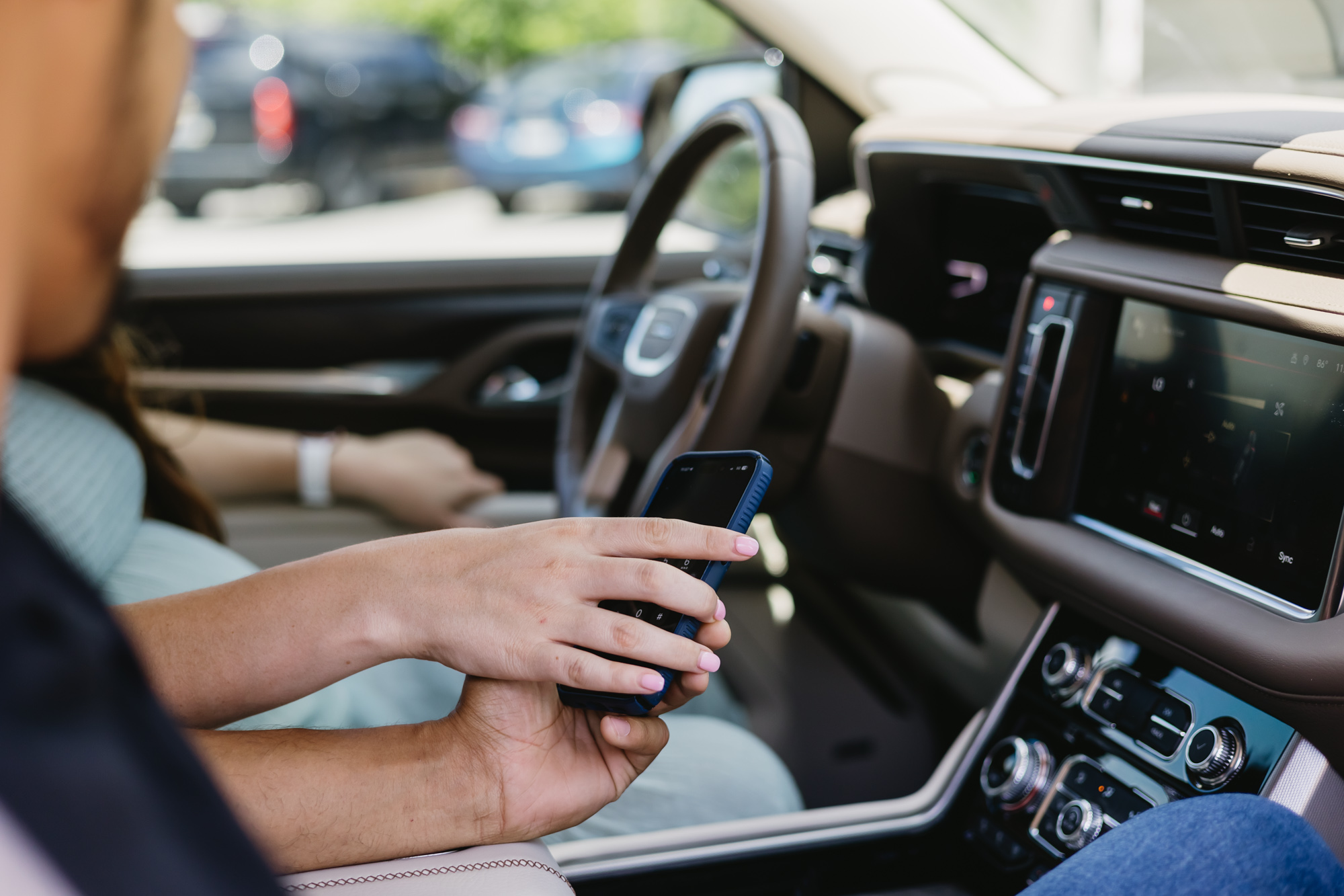 Driver scheduling windshield replacement service online for quick mobile repair.